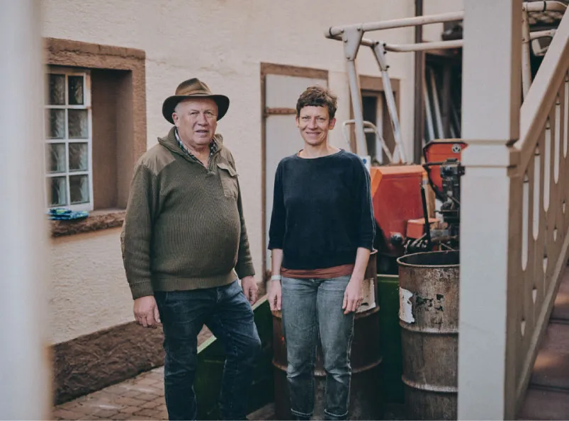 Brenner Engelbert Denk und Tochter Anne – Familiengenerationen der Deichselbach Brennerei