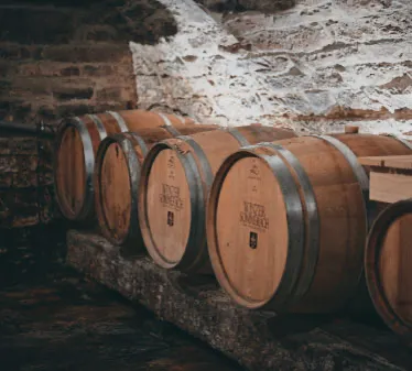 Whisky-Lagerung in Eichenholzfässern im historischen Gewölbekeller der Brennerei